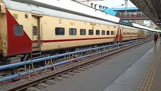 Train no. 19260 Bhavnagar Kochuveli Express arriving at Vadodara railway station