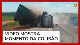 Motorista registra momento de grande acidente entre caminhões em estrada no Paraná