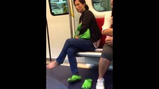 Rude Mainland Chinese lady on Hong Kong MTR 強國潑婦西鐵車廂內爆粗罵人！