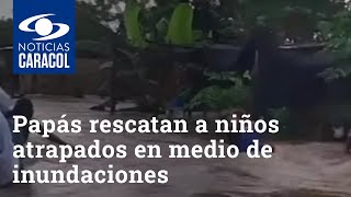 Papás rescatan a niños atrapados en medio de inundaciones causadas por lluvias en Coveñas