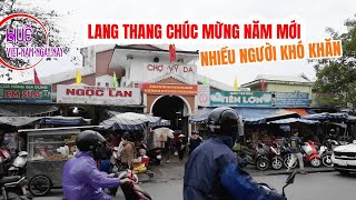 Anh chị Tâm Nguyễn lì xì chúc mừng năm mới nhiều người lang thang