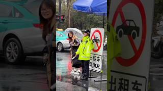 有人知道又萌又甜美可愛的兔子警官跟遊客聊了啥?開心的扭跳起來 #杭州警花 #李語蔚 #兔子警官 #萌趣可愛