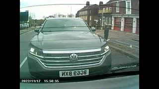 Lady gets road rage because she tries to jump queue - BG69 BXN