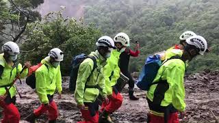 道路中斷遊客受困明池山莊.消防徒步20公里送物資救援