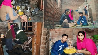 सर्दियों में☃️ पहली बार ही बनाई थी💁‍♀️कुकर से😄 निकालते ही लूट मच गई# Winter special# Village Vlog#😋