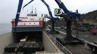 SENNEBOGEN - Port Handling: Material Handler 870 handling steel with 20 t hook at Diler Port, Turkey