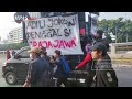 demo kawal putusan mk hari ini massa pasang spanduk “jokowi is a mistake