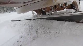 Grader cleans snow. Автогрейдер CAT убирает снег.   採点者は雪を取り除きます