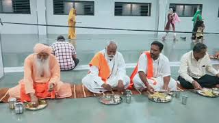 Bhavnath junagadh Pu shernath bapu and Pu Bharat bapu bhojan pangat pate hue