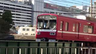 京急線戸部駅～横浜駅間を、上り6両編成普通品川行き1500形1565と上り6両編成7普通浦賀行き800形827‐1～6がジョイント音をたてながら橋を通過！下の川を泳ぐ錦鯉さんと鯉さん！