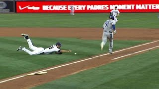 LAD@SD: Rea hit by liner, stays in the game