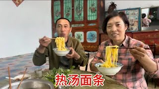 夫妻俩地里补种子冻够呛，回来煮热汤玉米面条，汤面一起吃暖和了