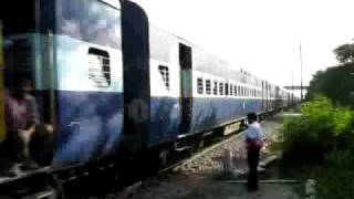 Lichchavi Express passing 2313 Sealdah Rajdhani