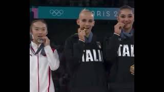 Funny, Confused Chinese Olympic Medalist Bites Medal – Watch the Funny Moment!\