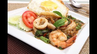 กะเพราทะเลราดข้าวไข่ดาวRice topped/ strir fried shrimp,squid with long bean \u0026 basil leaf