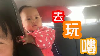 寶寶第一次坐汽車，好奇的東張西望，發現了啥有趣的東西？ 【農村小慧】