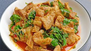 หมูติดมันผัดพริกแกงใบโหระพา ( Stir-fried pork with curry paste and basil leaves )