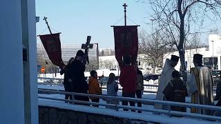 Procession runt Träskända ortodoxa kyrka