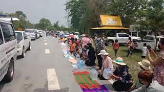 หลวงตาบุญชื่นกำลังเดินธุดงค์ขึ้นมาบน เขาคอม้าชาติตระการ