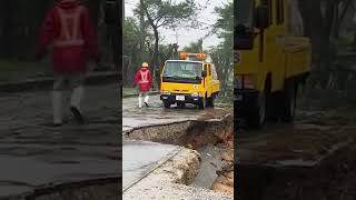 台風6号接近の沖縄、名護市で道路陥没