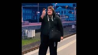 Breaking News !!  Drachenlord Schlägerei am Bahnhof Würzburg 28.03.2023  Polizei führt Bumsdi ab !!!