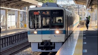 小田急8000形8057＋8257編成が通過するシーン