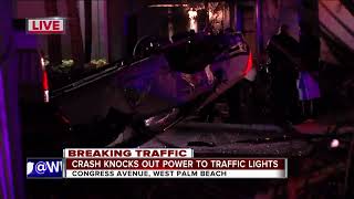 Crash knocks out power to traffic light in West Palm Beach