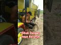 supir ledok agak lain fokus dengan hape barunya pertanian oprator farming