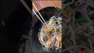 【野菜不足】たまには野菜を食べないと…と思い炒めて食べてビールを飲むだけの動画#男飯 #キャンプ飯