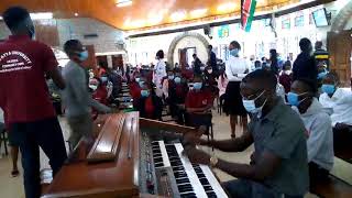 ACHENI VISINGIZIO WANADAMU by Kenyatta university catholic community Choir.