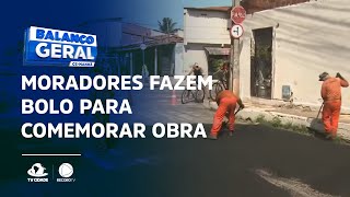 Moradores fazem bolo para comemorar obra em rua