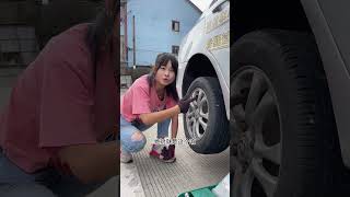 The tire is abnormal. Xiao Lan doesn't know which one is broken.