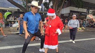 A SENHORA MORADORA DE RUA VESTIDA DE MAMAE NOEL PEDIU PRA CANTAR COM O CANTOR ANDRE LUIZ VEJA