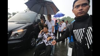 Seharian Bersama Difabel, Ganjar Dorong dan Angkat Kursi Roda