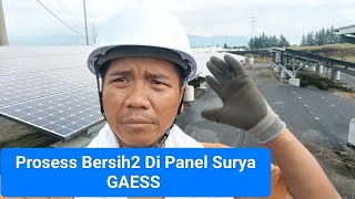 Prosess Bersih-Bersih Panel Surya Listrik