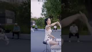 女鼓手有節奏響出《昨夜星辰》