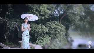 《山外小楼夜听雨》来自旗袍少女的尤克里里弹唱