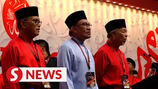 Anwar makes comeback at Umno assembly after 25 years