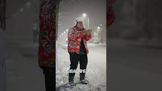 他朝若是同淋雪，此生也算共白头。想和你一起看雪 胡胖