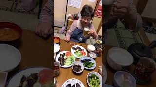 ９３歳ツムツムばあちゃん今夜の夕飯は茄子のひき肉挟み揚げ　乾杯🍻❗️👵