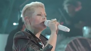 Natalie Maines Tearfully Ends The Chicks' Concert