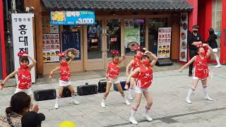 20220430 hongdae busking 좋아서하는 치어리딩(cheerleading) 홍대버스킹 02 - SK어린이 응원단