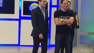 Fábio Porchat e Wesley Safadão se divertem com o apresentador Arthur Luis