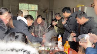 大年初一，小汤去给岳父岳母拜年，刚进门浩浩就准备红包真孝顺