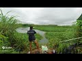 台风下雨天，穿着雨衣盘大物，人都下水了