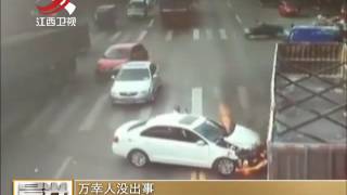 监拍小轿车连撞两辆大货车 当场起火浓烟四起