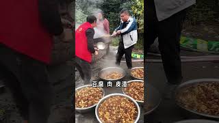 在林州花一万块钱做顿1000人的大锅菜是一种什么体验？ 林州大烩菜是林州美食的灵魂代表！可惜你不是林州人，你不知道大锅烩菜在林州人心中的位置！今天做顿1000多人的大烩菜，希望大家多提宝贵意见，希望