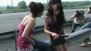 Amy Winehouse drogada deambulando por la autopista!