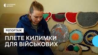 Переселенка з Покровського району плете килимки віднесені до нематеріальної культурної спадщини