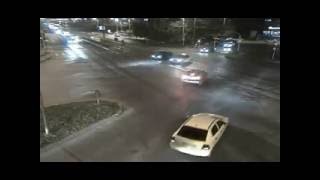 Imagini video cu un tanar facand drifturi cu Mercedesul intr o intersectie din Timisoara